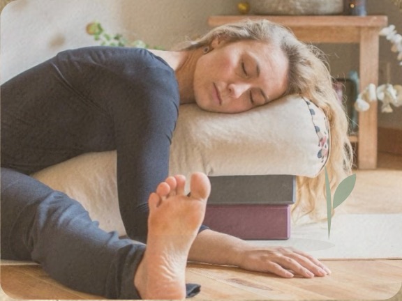 En støttet hvilestilling med pude og yogablokke